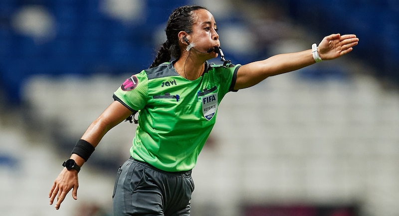 Árbitra de fútbol pita un partido