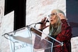 ¡Que viva La Crónica!, dice Julieta Fierro al recibir el Premio en el área de Academia 
