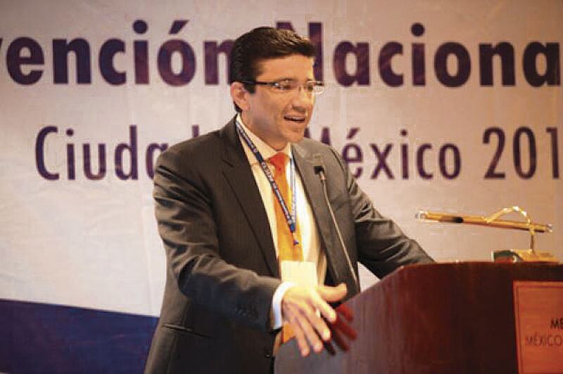 El político mexicano Javier Corral Jurado da un discurso en un evento.