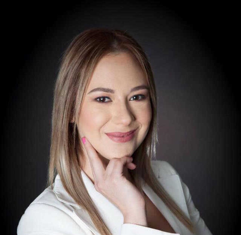 Mujer joven con una sonrisa amable