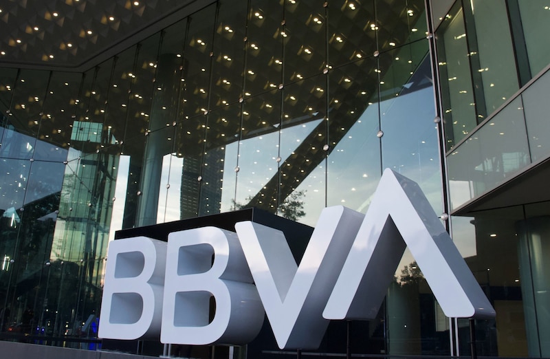 Este lunes BBVA, presentó su nuevo logo de manera oficial, el cual fue inspirado en el creciente entorno digital en el que la empresa se desenvuelve actualmente. En imagen la Torre Bancomer ubicada en Paseo de  la Reforma con la nueva imagen del banco.