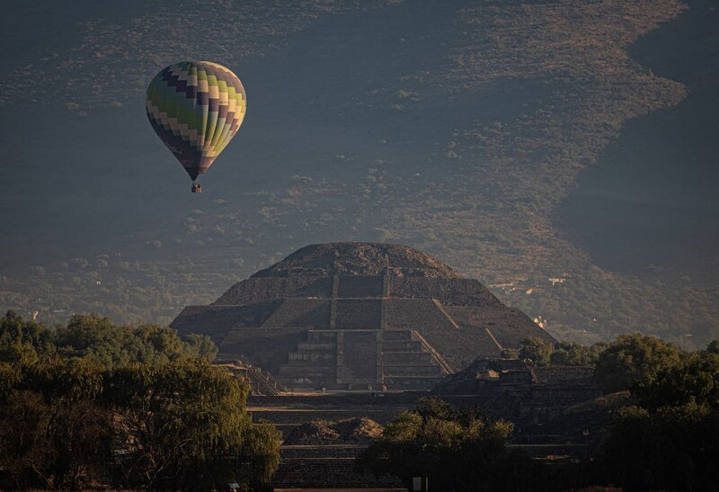 Pirámide de Teotihuacán con un globo aerostático