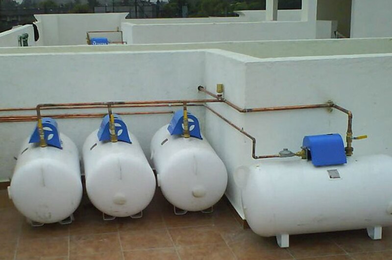 Instalación de gas LP en la azotea de un edificio