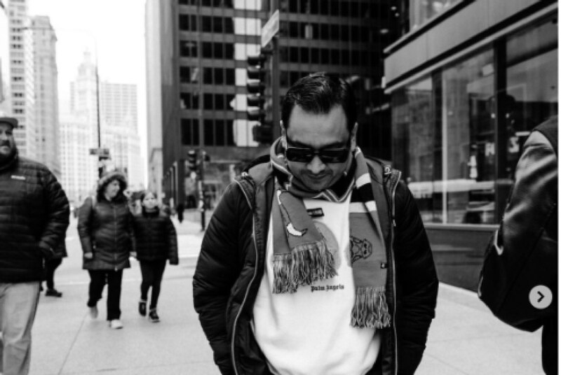 Un hombre camina por la calle en blanco y negro