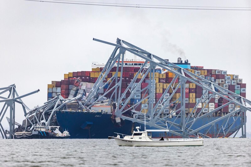 Un barco portacontenedores se hunde en el puerto de Savannah