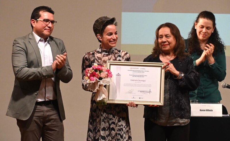 Entrega de premio a la escritora Gabriela Jáuregui