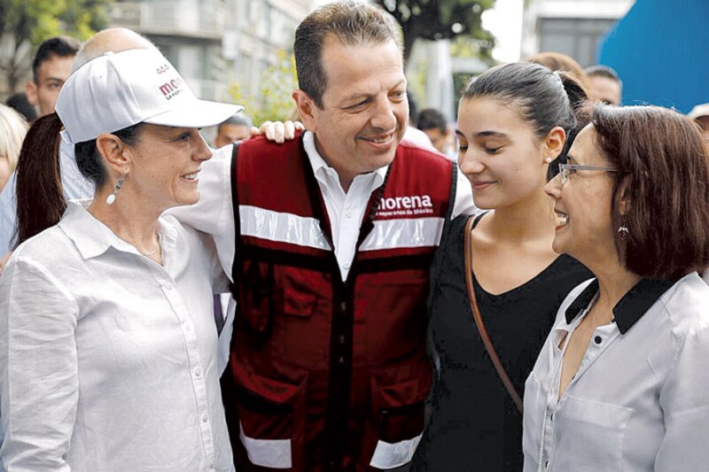 El candidato presidencial Andrés Manuel López Obrador saluda a sus simpatizantes durante un mitin en la Ciudad de México.