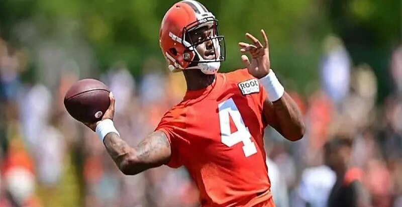 El mariscal de campo Deshaun Watson lanza un pase durante la práctica