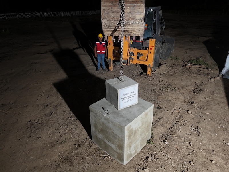 Colocación de la primera piedra para la construcción de 44,500 viviendas en Huimanguillo, Tabasco.