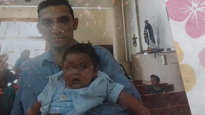 Un padre sostiene a su bebé en brazos