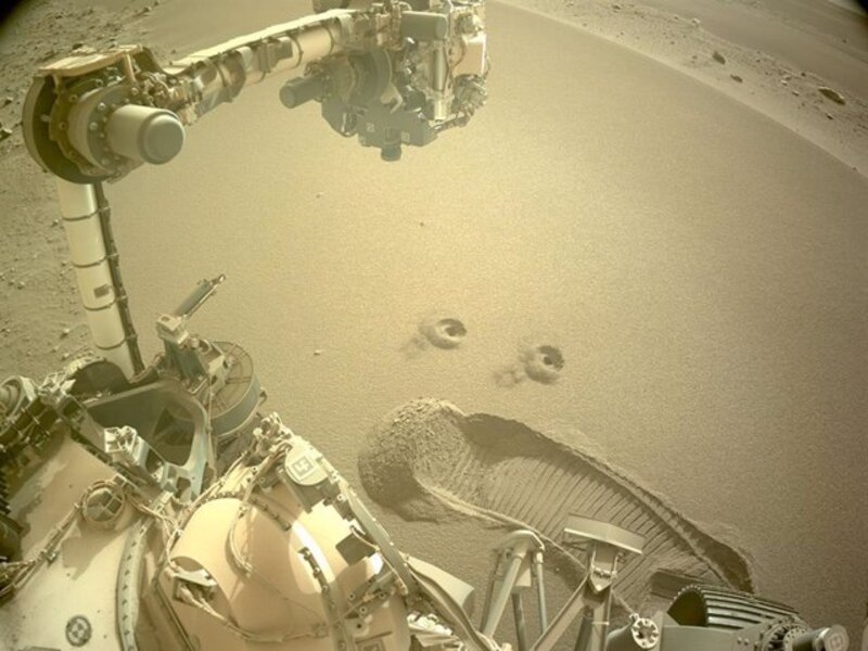 El rover Curiosity de la NASA deja huellas en la superficie de Marte