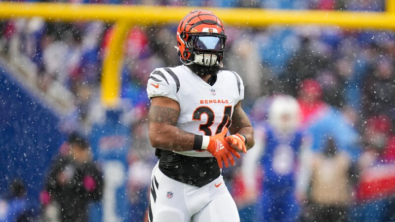 El jugador de los Bengals, Joe Mixon, se prepara para el partido contra los Bills.