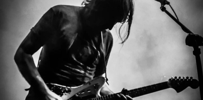 El guitarrista de rock alternativo