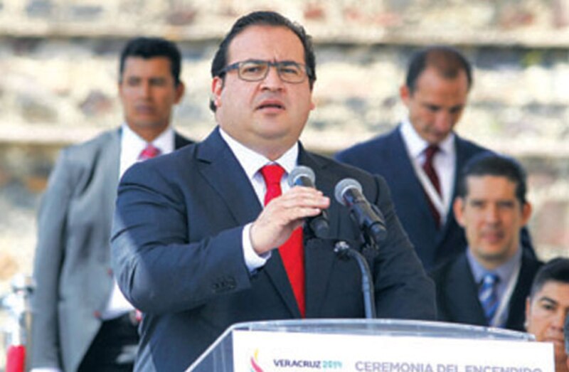 El gobernador de Veracruz, Javier Duarte, da un discurso durante la ceremonia del encendido del árbol de Navidad en Xalapa.