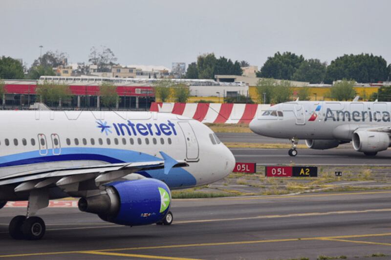 Dos aviones en la pista de un aeropuerto