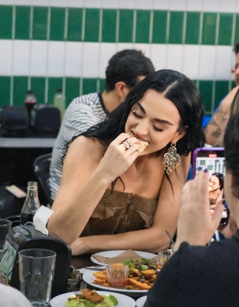 Katy Perry comiendo tacos en "Los Atarantados" en CDMX