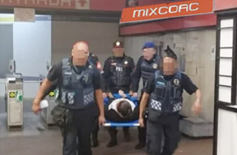 Policía detiene a un hombre en una estación de metro