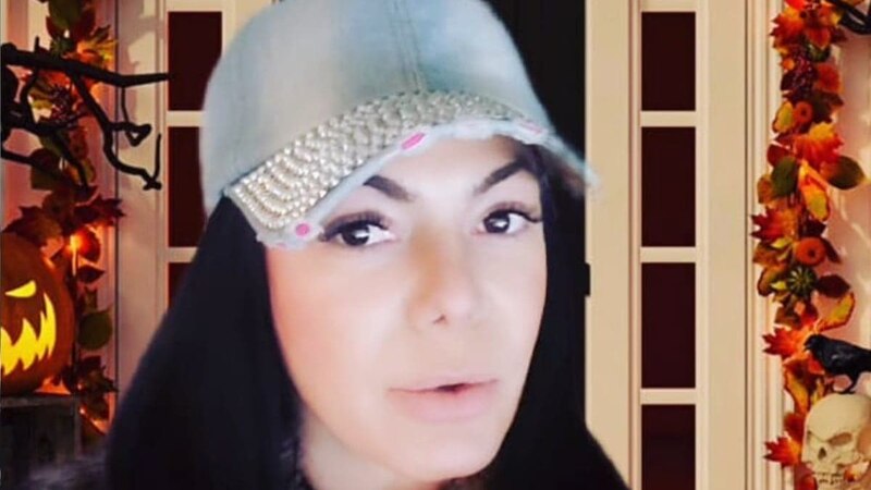 Mujer con sombrero de Halloween