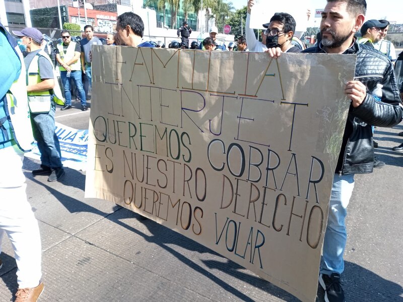Trabajadores de Interjet protestan por falta de pagos