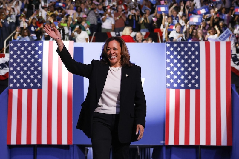 Kamala Harris, vicepresidenta de los Estados Unidos, saluda a la multitud en un mitin político.