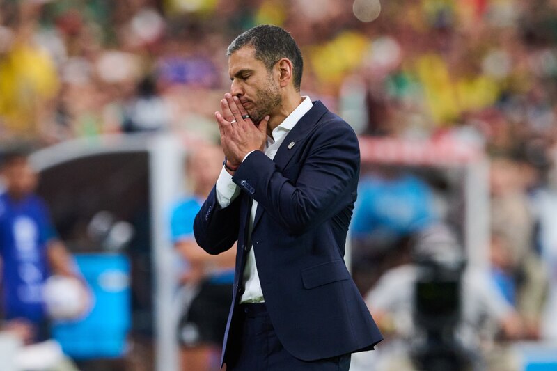 El entrenador de fútbol Pep Guardiola muestra su frustración durante un partido.