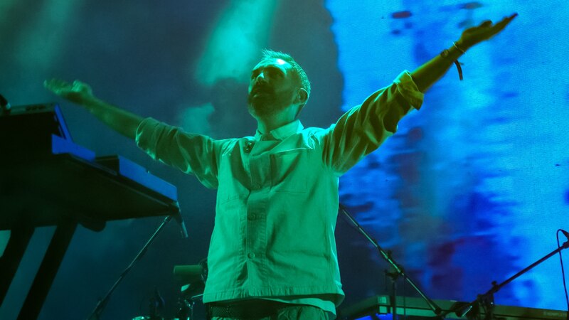 El músico James Blake se presenta en concierto.