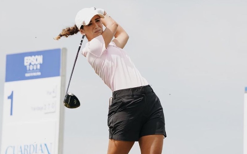 La golfista profesional Lydia Ko en acción durante un torneo de la LPGA.