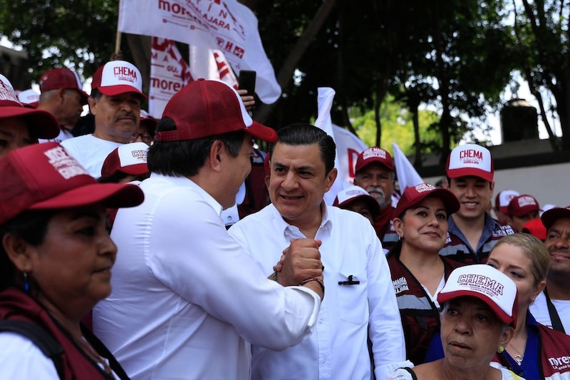 El candidato presidencial Andrés Manuel López Obrador saluda a sus simpatizantes durante un mitin en la Ciudad de México.