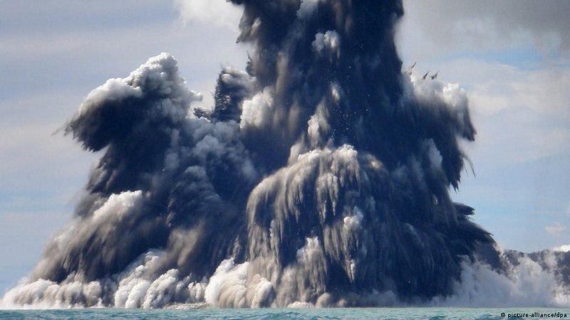 Volcán submarino entra en erupción cerca de Tonga