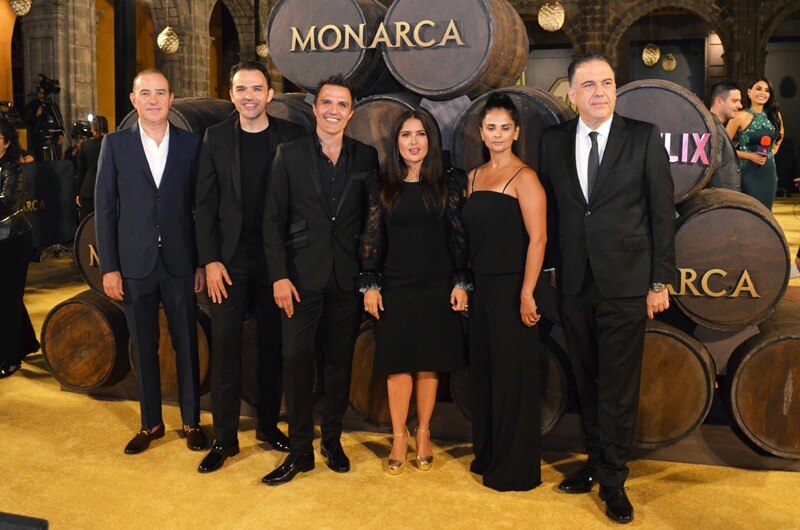 Elenco de la serie Monarca en la alfombra roja