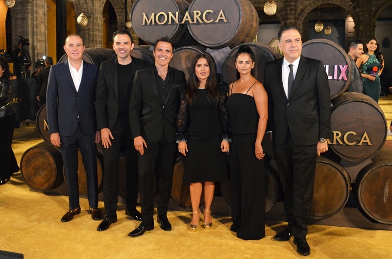 Elenco de la serie Monarca en la alfombra roja