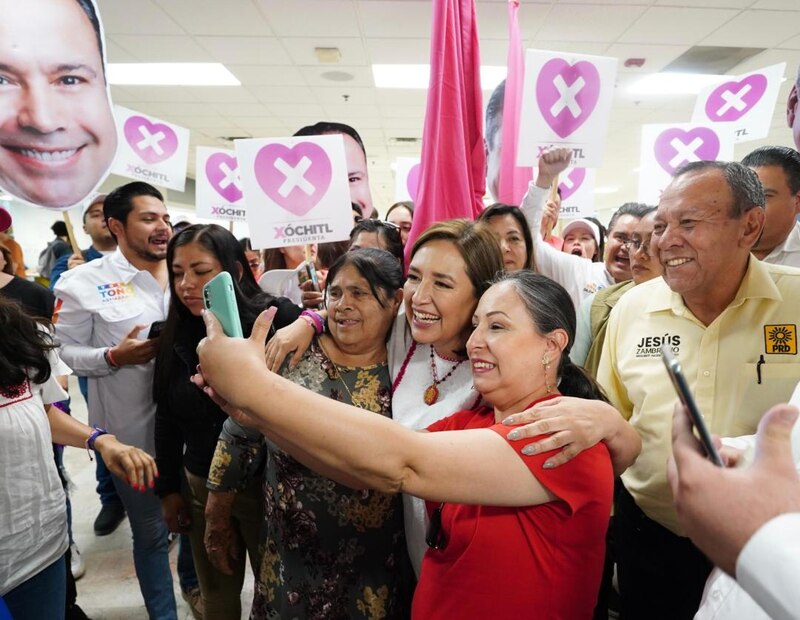 Xóchitl Gálvez se toma una foto con sus simpatizantes
