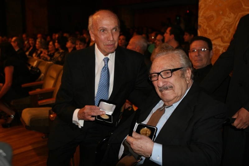 Mario Vargas Llosa y Carlos Fuentes, dos grandes escritores latinoamericanos