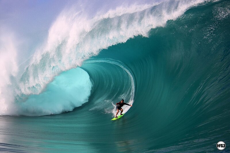 Surfista en una ola gigante