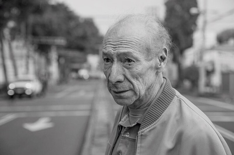 Un anciano mira con preocupación