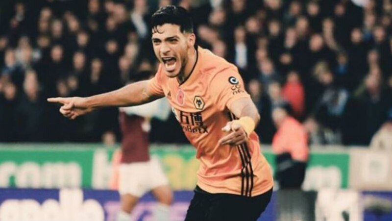 Raúl Jiménez celebra un gol con el Wolverhampton