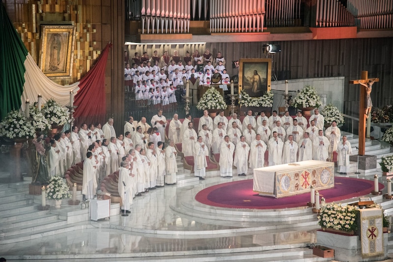 Miles de fieles devotos se dieron cita esta madrugada en la Basílica de Guadalupe para cantarle las mañanitas a la Virgen de Guadalupe con motivo del 486 Aniversario de la aparición de Santa María de Guadalupe en el Tepeyac. Las mañanitas y eucaristía solemne fueron presididas por Enrique Glennie Graue, vicario general y episcopal de Guadalupe y rector del Santuario.