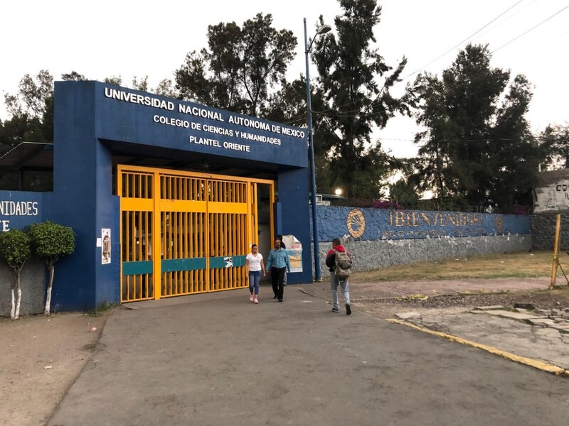 Estudiantes caminan por el campus de la Universidad Nacional Autónoma de México.