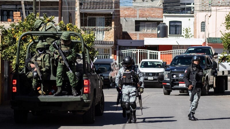 Militares mexicanos patrullan una calle en una ciudad mexicana.