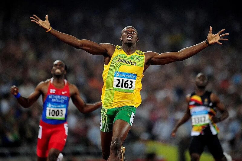 Usain Bolt gana la medalla de oro en los 100 metros planos en los Juegos Olímpicos de Londres 2012.