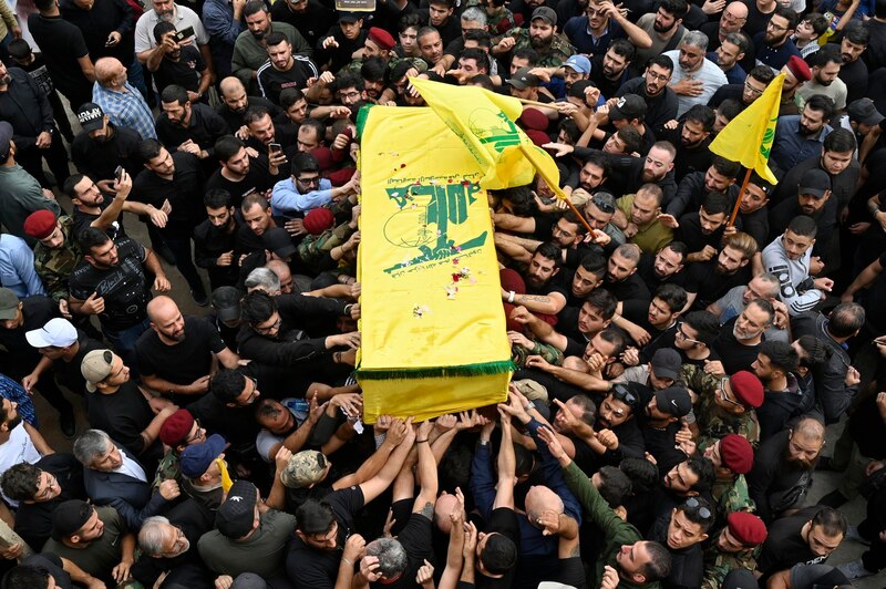 Multitudinario funeral de un miliciano de Hezbolá en Beirut