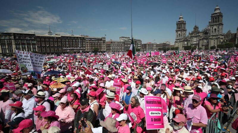 Marcha feminista en México exige el derecho a decidir