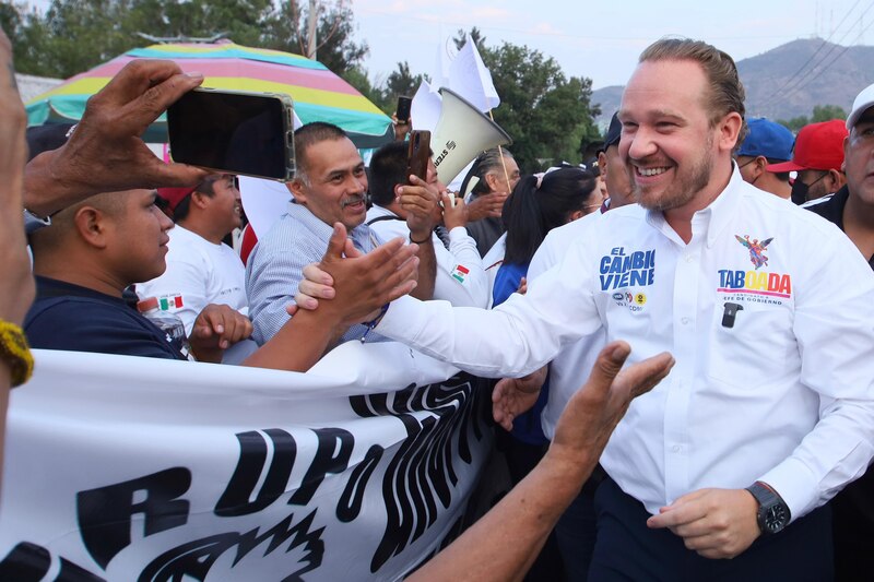 El candidato presidencial mexicano, Ricardo Anaya, saluda a sus seguidores durante un mitin de campaña.
