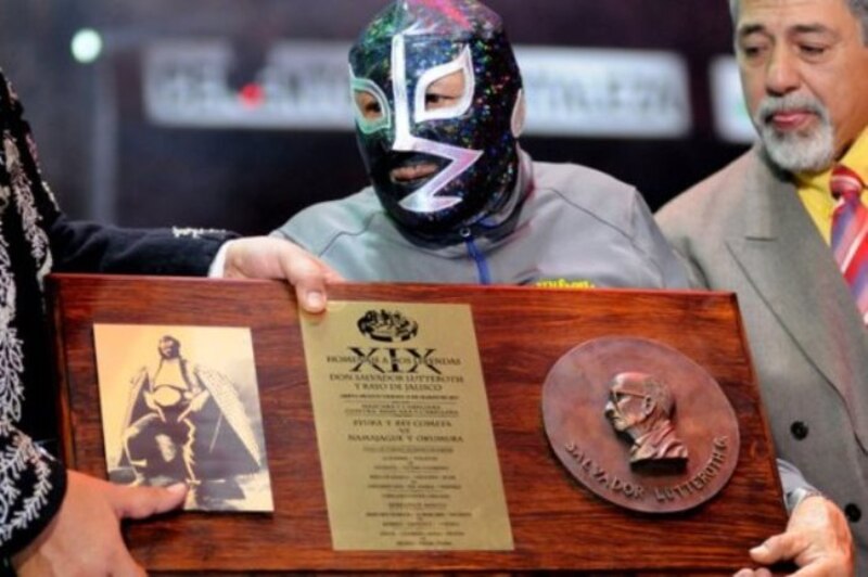 El Santo recibe un homenaje en la Arena México