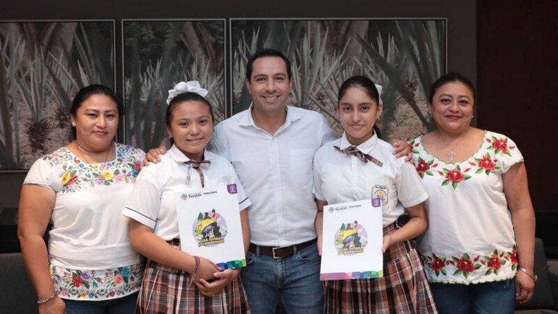 Entrega de libros Alas y Raíces
