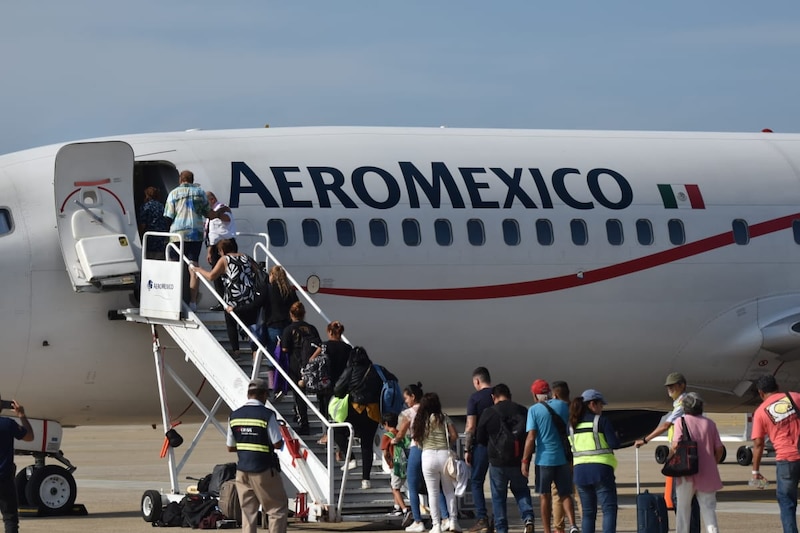 Pasajeros abordan un avión de Aeroméxico