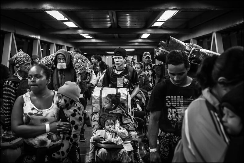 Migrantes centroamericanos esperan para abordar un tren en México