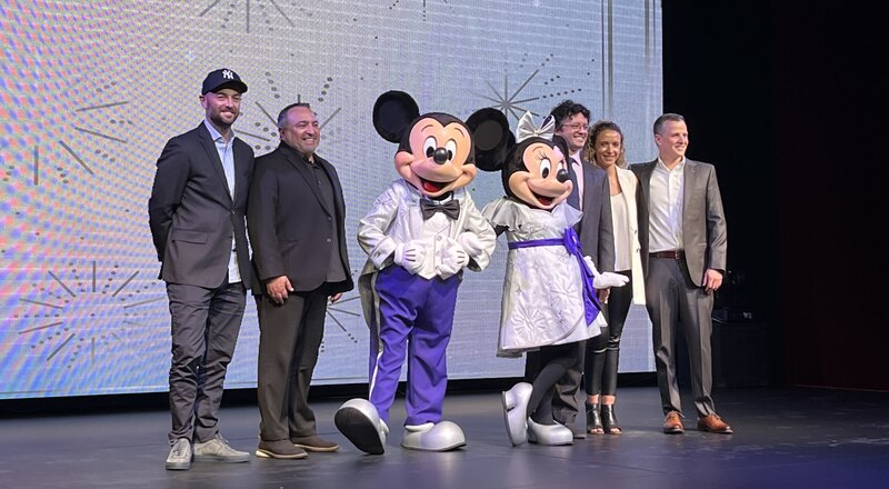 Los ejecutivos de Disney presentan a Mickey y Minnie Mouse en un nuevo espectáculo