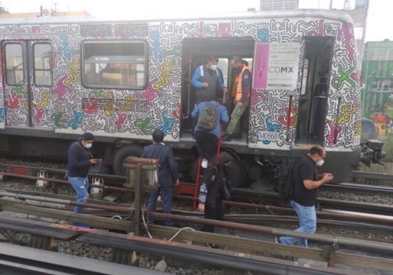 Tren con graffiti