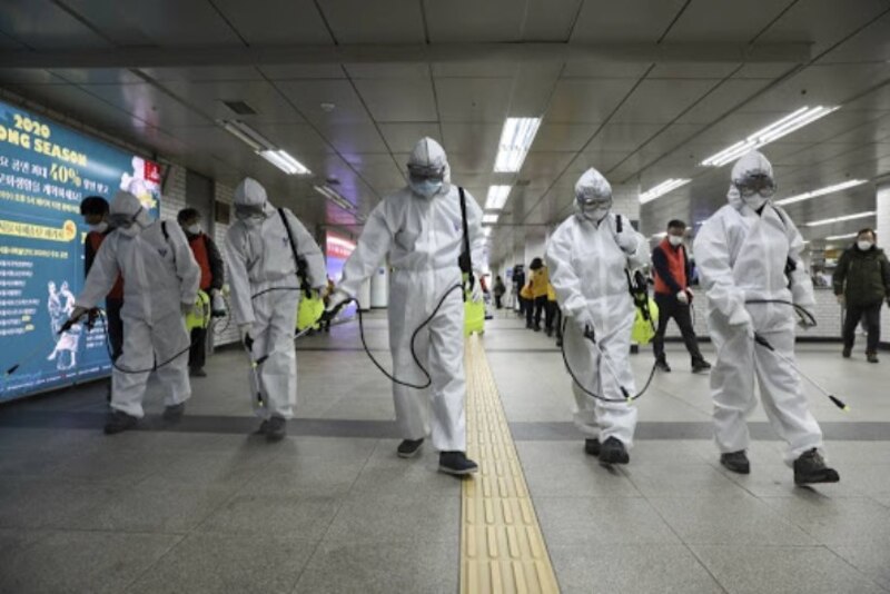 Desinfección de estación de metro en Corea del Sur